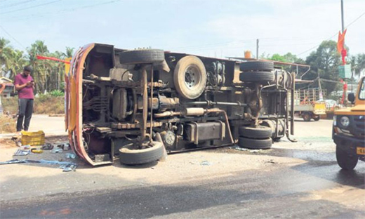 Lorry overturn- Sanoor 